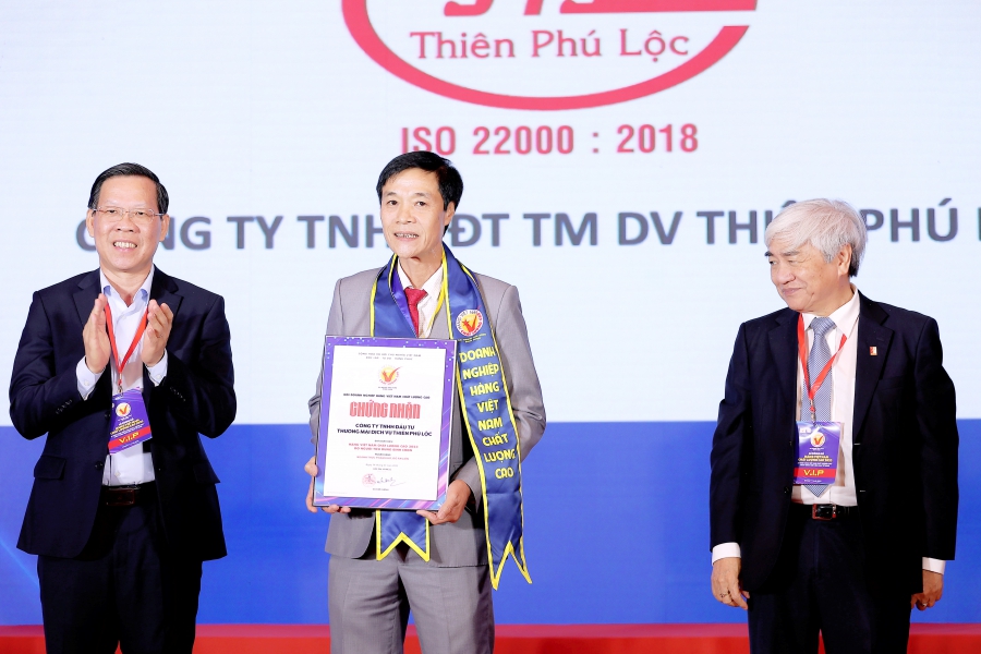 Yến Sào Cung Đình đón nhận Chứng nhận Hàng Việt Nam chất lượng cao 2023